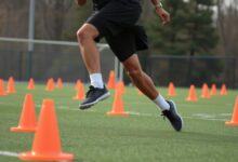 Atlet melakukan latihan agility drill dengan cone untuk meningkatkan refleks dan kecepatan